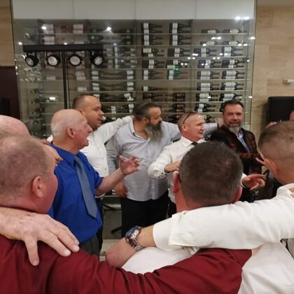 Nótacsokrot adnak elő a férfiak