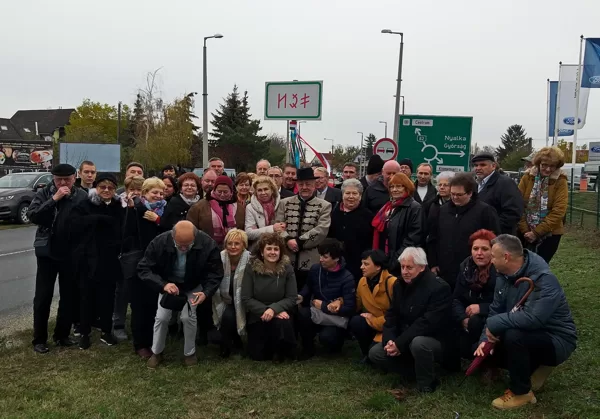Csoportkép a 82 útmeni rovástábla avatónál
