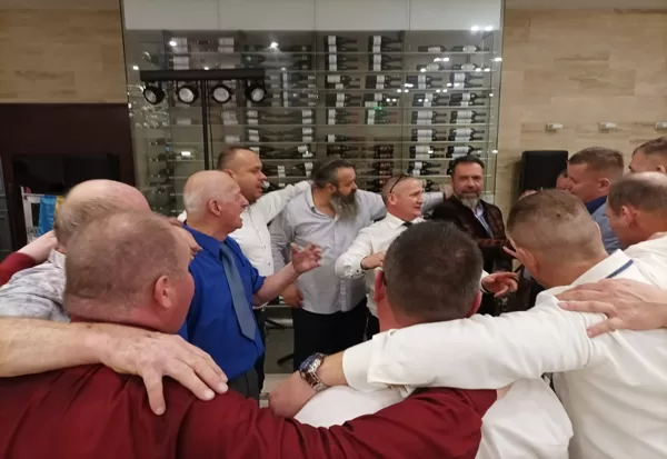 Nótacsokrot adnak elő a férfiak